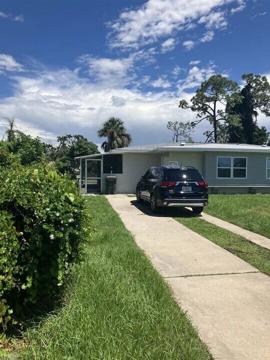5774 Gallatin Ln, Unit 5774 Gallatin in North Port, FL - Building Photo