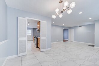 10062 Haddington Dr in Houston, TX - Building Photo - Building Photo