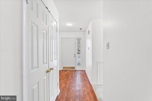 102 Mountainview Dr in Chesterbrook, PA - Building Photo