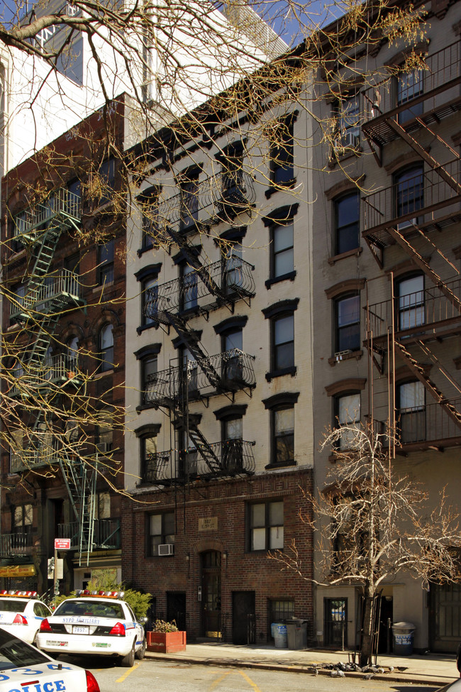 327 E 5th St in New York, NY - Building Photo - Building Photo