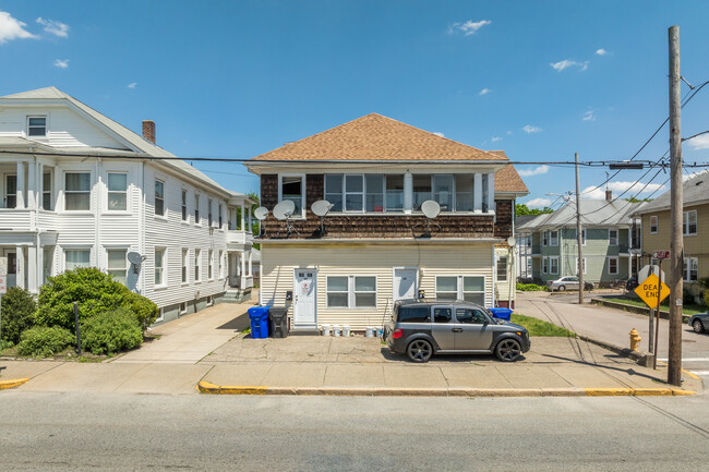 1101-1103 Lonsdale Ave in Central Falls, RI - Foto de edificio - Building Photo