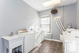 645 W Barry Ave, Unit 103 in Chicago, IL - Building Photo - Building Photo