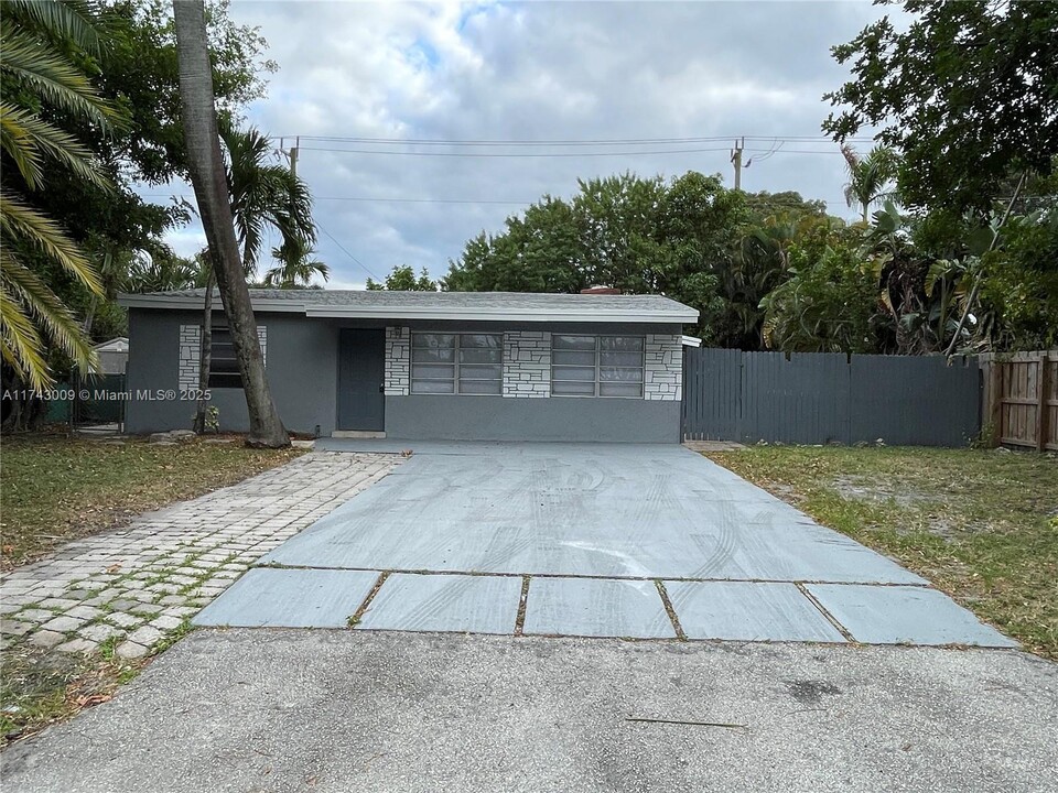 1472 NE 25th St in Pompano Beach, FL - Building Photo