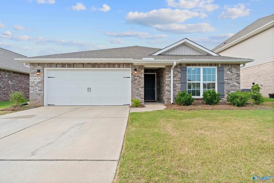 6070 Thorntons Way Cir NW in Huntsville, AL - Building Photo