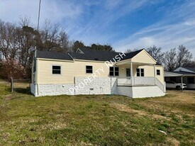 32 Opal Rd in Rossville, GA - Building Photo