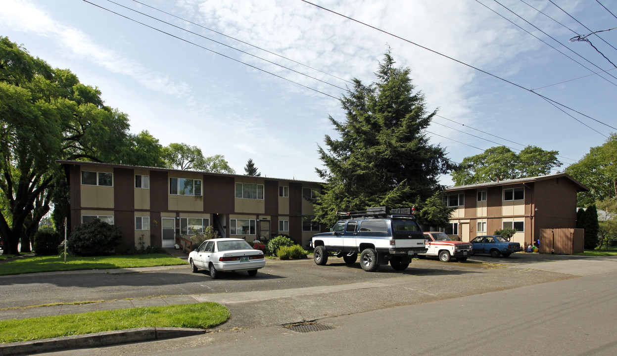 105 W Hereford St in Gladstone, OR - Building Photo