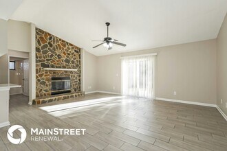7005 Huntington Woods Cir E in Jacksonville, FL - Building Photo - Building Photo