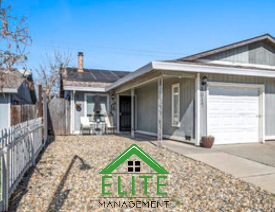 4017 Renick Way in North Highlands, CA - Foto de edificio