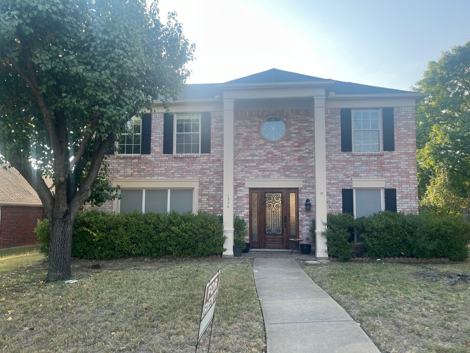 1326 Old Barn Ln in Lewisville, TX - Building Photo