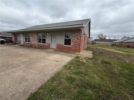 607 N Main St in Bentonville, AR - Building Photo