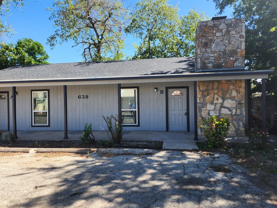 638 Mill St in San Marcos, TX - Foto de edificio