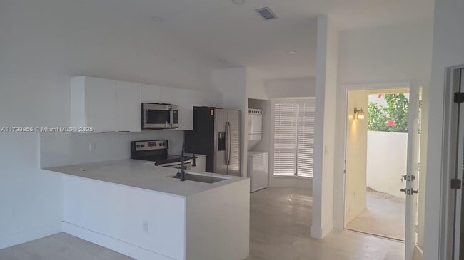 3311 San Remo Cir in Homestead, FL - Building Photo - Building Photo