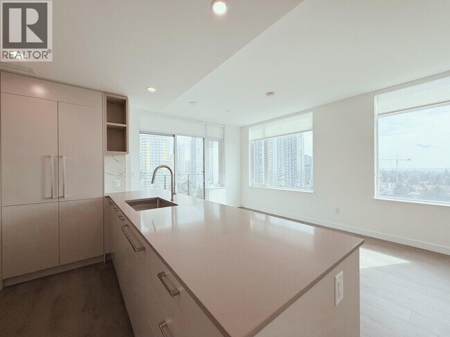 6468 Willingdon Ave in Burnaby, BC - Building Photo - Building Photo