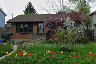 26 Grandfield St in Hamilton, ON - Building Photo