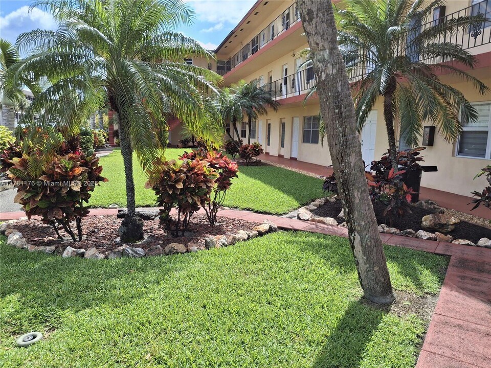 5050 Bayview Dr in Fort Lauderdale, FL - Building Photo