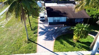 2671 NW 87th Ln in Sunrise, FL - Building Photo