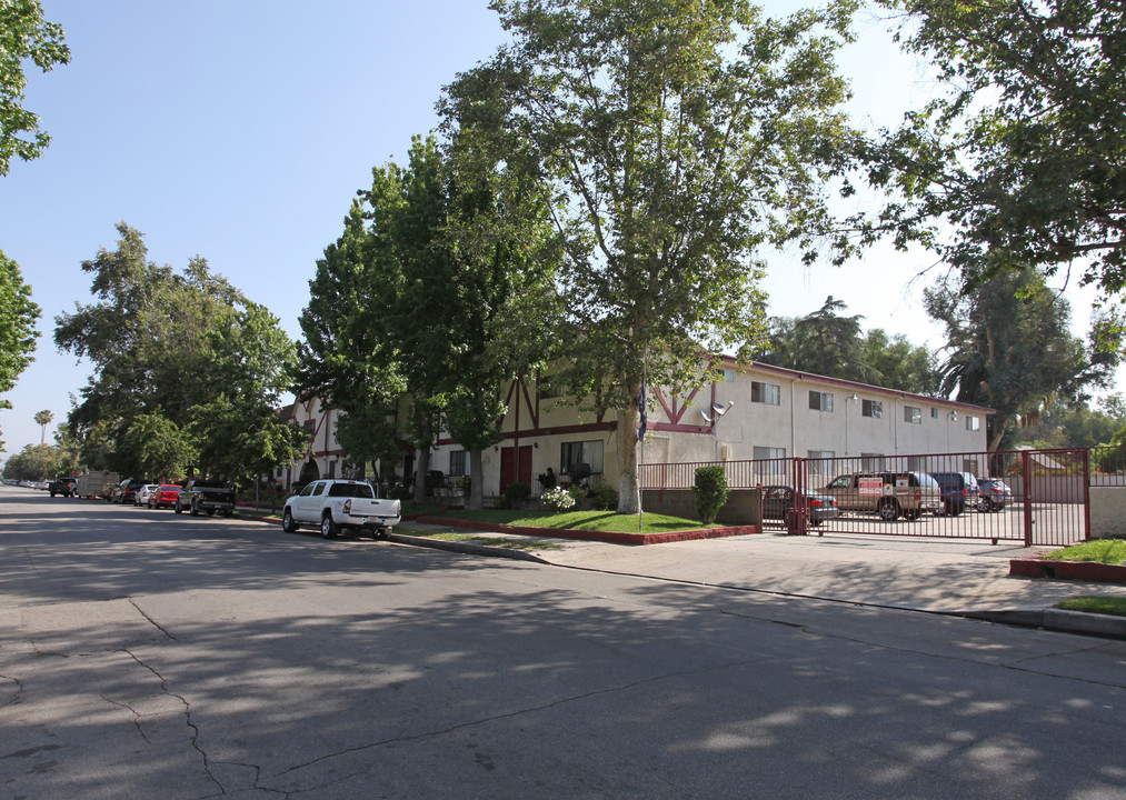 Lennox Court Townhouses in Van Nuys, CA - Building Photo