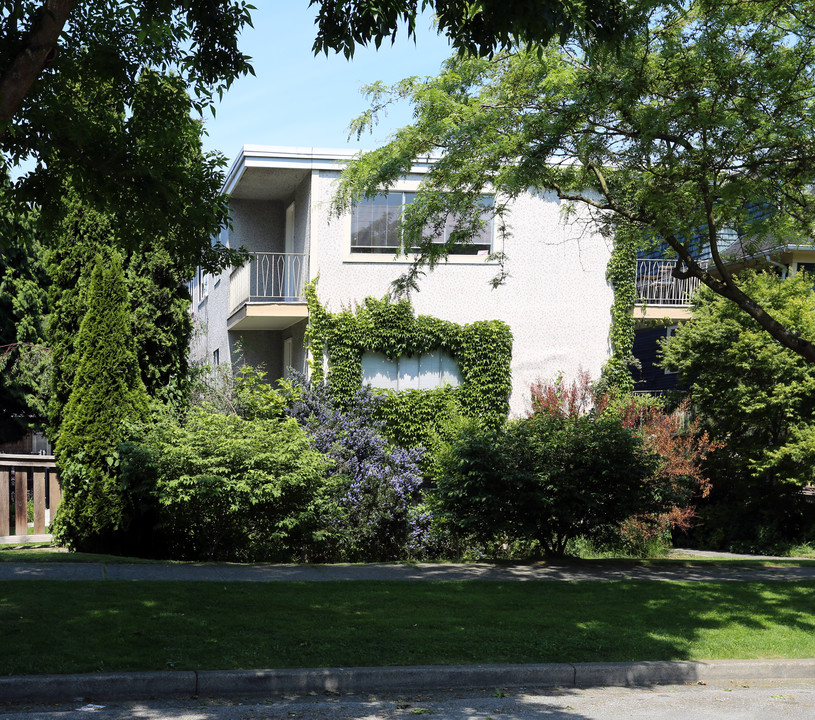 2035 W 5th Ave in Vancouver, BC - Building Photo