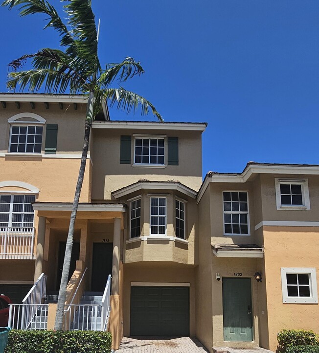 1835 NE 6th Ct. in Boynton Beach, FL - Foto de edificio