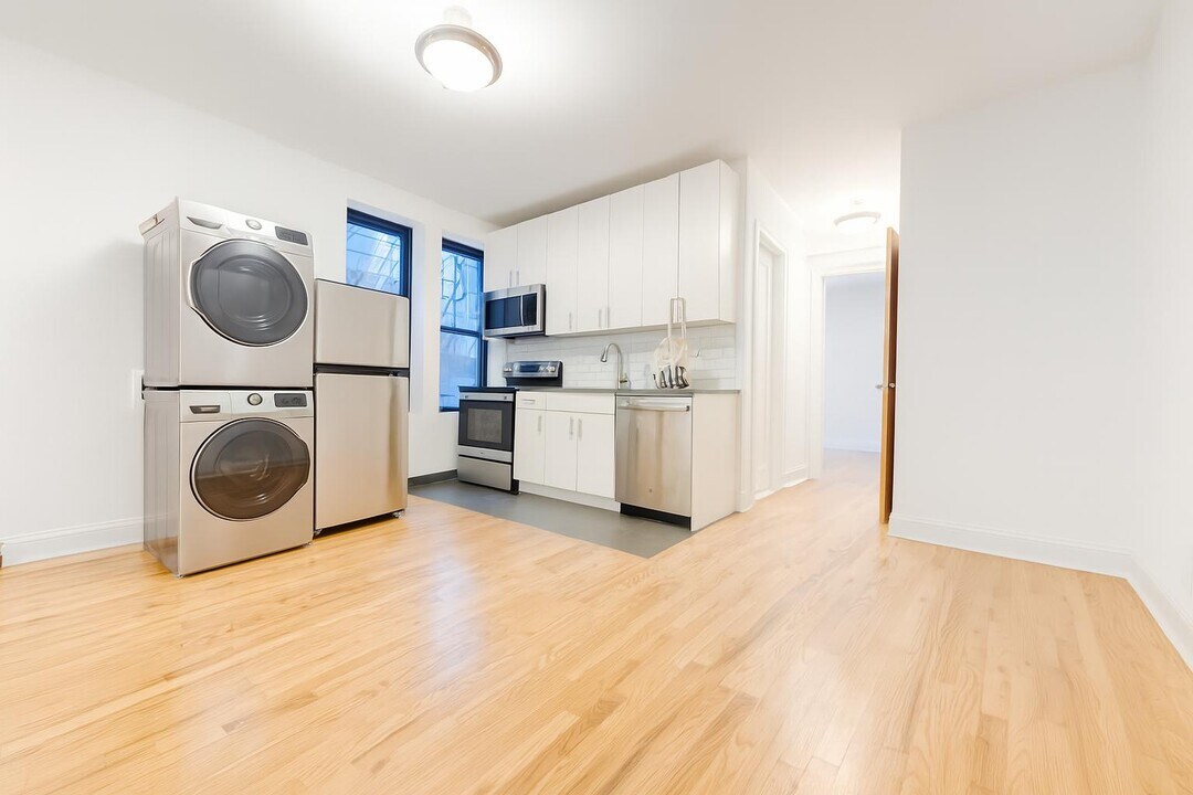 282 Cabrini Blvd in New York, NY - Building Photo