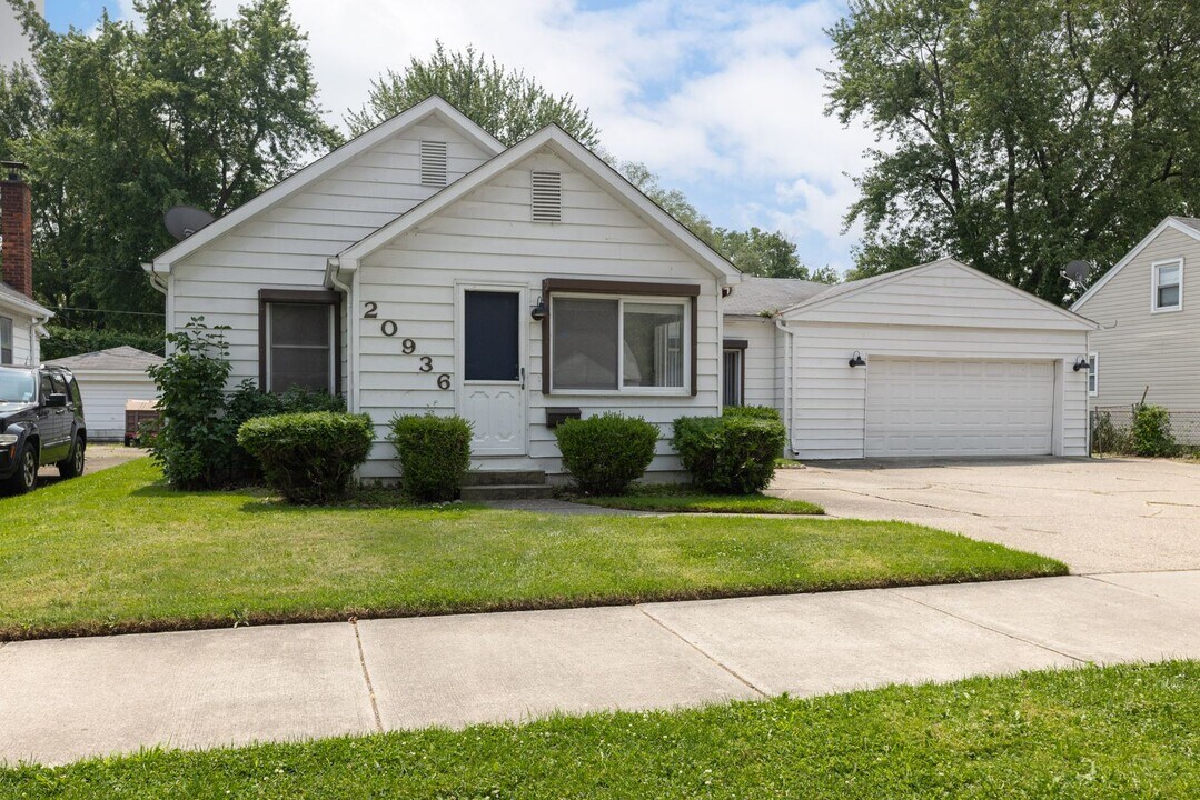 20936 Ridgemont Rd in Harper Woods, MI - Building Photo