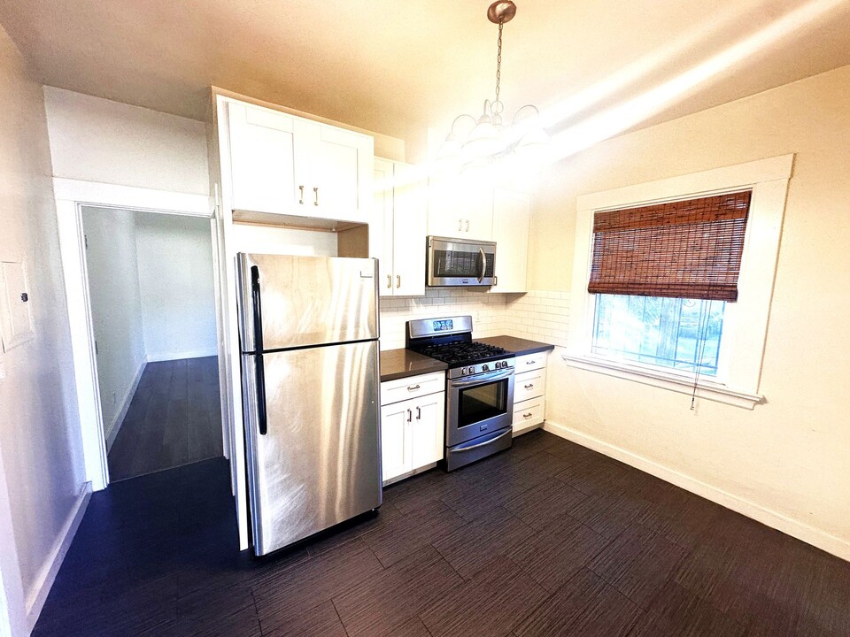 704 E 17th St in Oakland, CA - Foto de edificio
