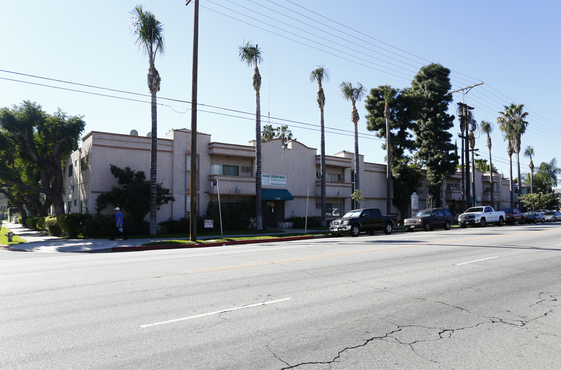 Courtyard Apartments in Van Nuys, CA - Building Photo