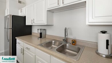 1601 W Arbrook Blvd in Arlington, TX - Foto de edificio - Building Photo