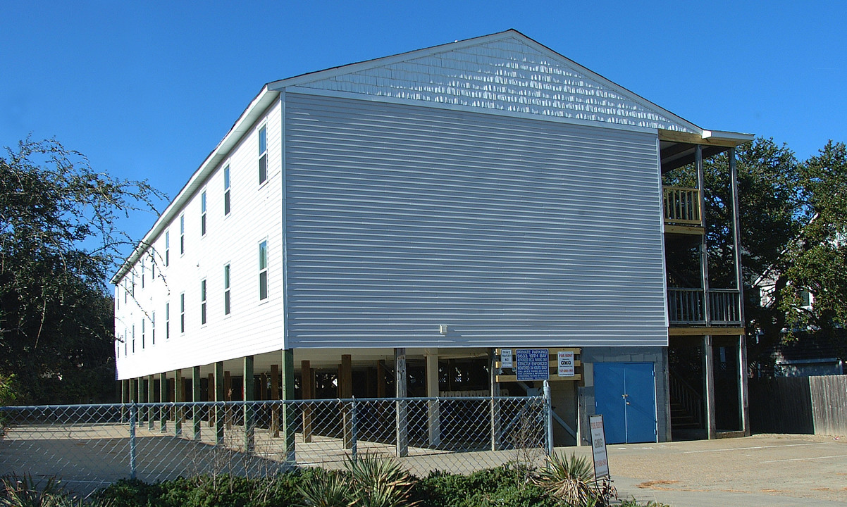 Sandy Beach Apartments in Norfolk, VA - Building Photo