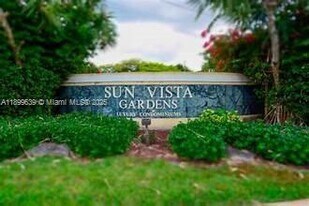 5720 Rock Island Rd in Tamarac, FL - Building Photo