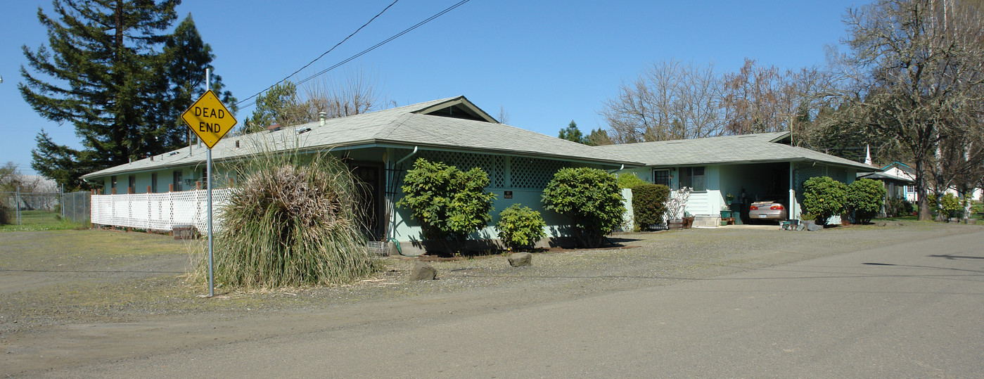 201-207 Grant St in Sutherlin, OR - Building Photo