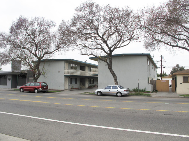 5837-5841 Orange Ave in Long Beach, CA - Building Photo - Building Photo