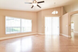 5147 Pond View Ct in Zephyrhills, FL - Building Photo - Building Photo