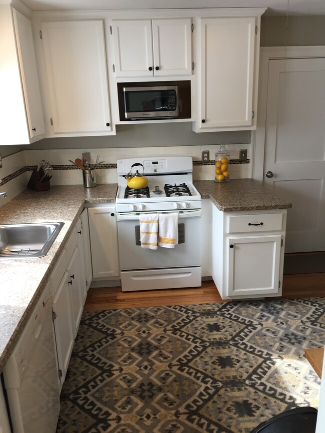 35 Somerset St, Unit 1 in West Hartford, CT - Building Photo - Building Photo