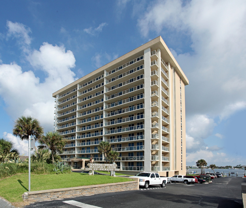 Sabine Yacht and Racquet Club in Gulf Breeze, FL - Foto de edificio