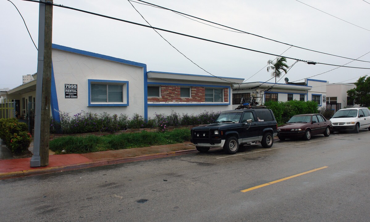 7985-7995 Crespi Blvd in Miami Beach, FL - Foto de edificio