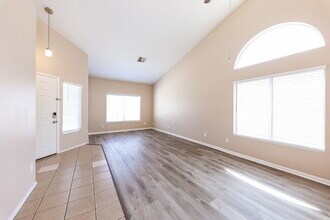 14815 W Dovestar Dr in Surprise, AZ - Foto de edificio - Building Photo
