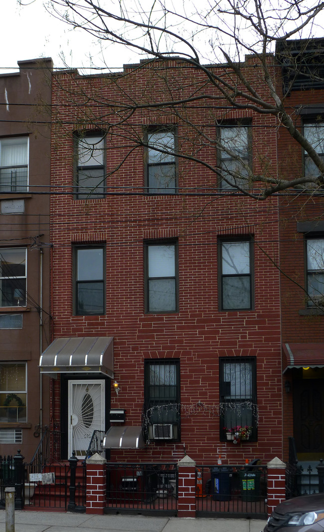 515 Clinton Ave in Brooklyn, NY - Foto de edificio - Building Photo