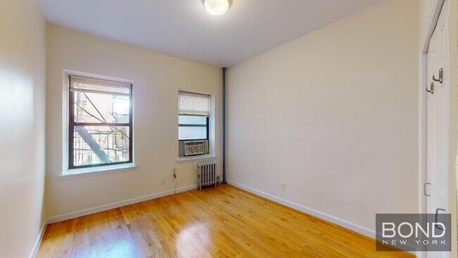 212 Grand St in New York, NY - Foto de edificio - Building Photo