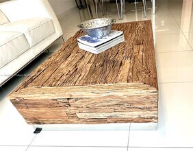 7661 NW 107th Ave in Doral, FL - Foto de edificio - Building Photo