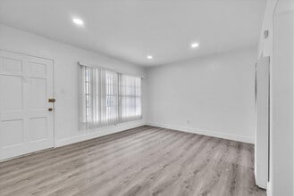 122 Elm Ave, Unit 11 in Long Beach, CA - Building Photo - Building Photo