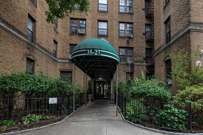 Maple Court Apartments in Jackson Heights, NY - Building Photo - Building Photo