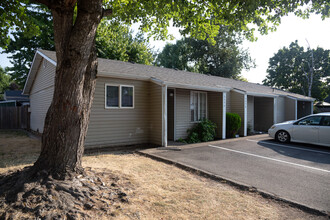 Silverleaf Apartments in Salem, OR - Building Photo - Building Photo