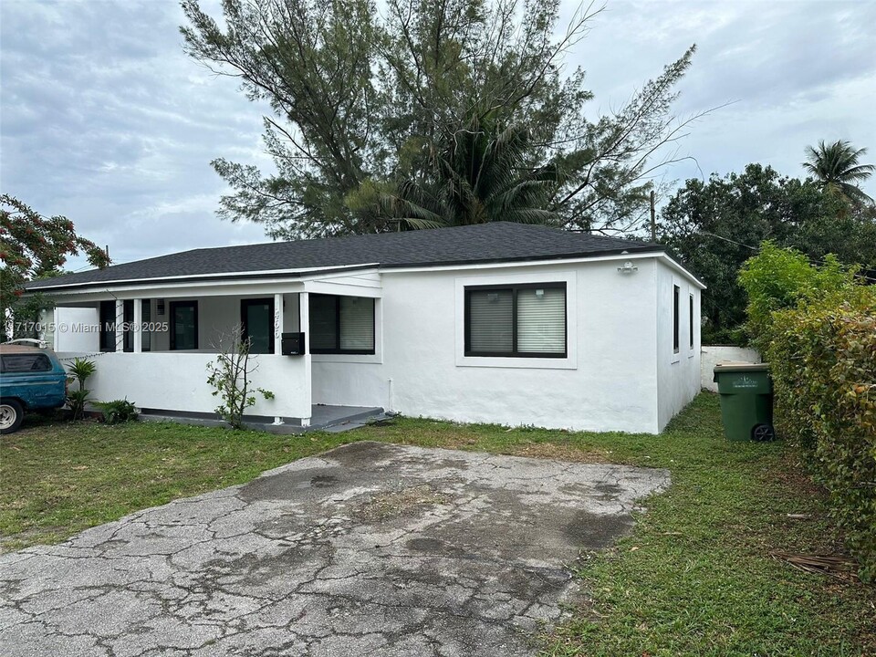 1466 NE 135th St in North Miami, FL - Building Photo