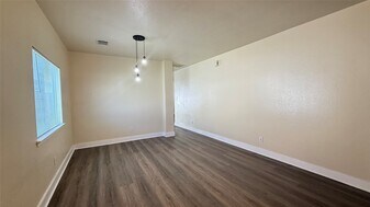 1615 Palcio Real Dr in Houston, TX - Building Photo