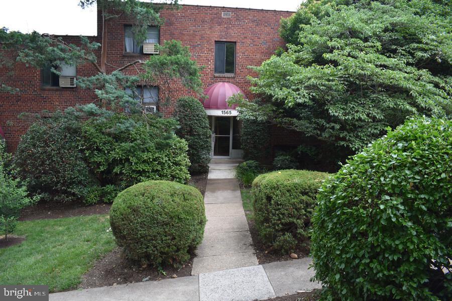 1565 N Colonial Terrace in Arlington, VA - Building Photo