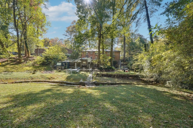 2071-2073 E Roxboro Rd NE in Atlanta, GA - Foto de edificio - Building Photo