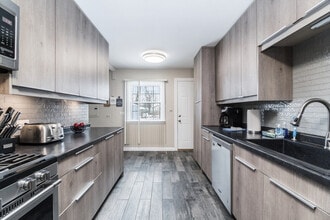 920 Apple St, Unit SI ID1285066P in Hoffman Estates, IL - Building Photo - Building Photo