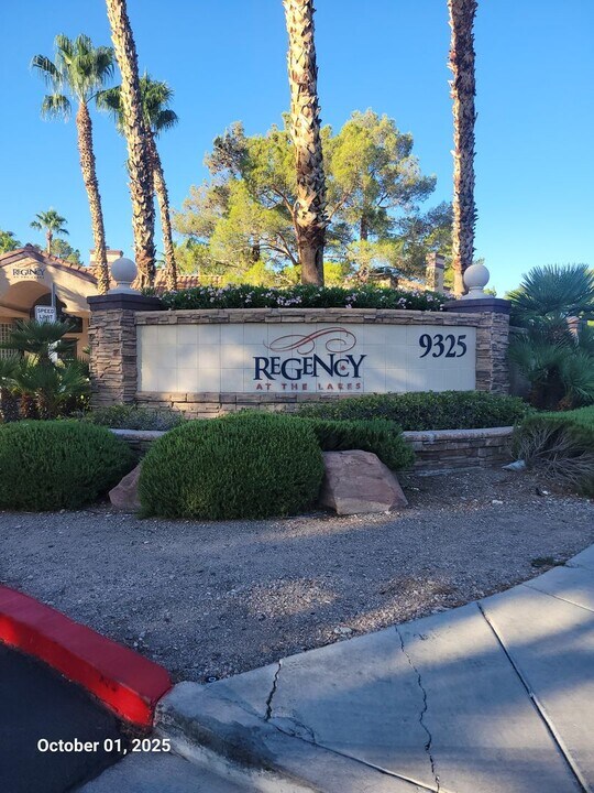 9325 Desert Inn Dr in Las Vegas, NV - Building Photo