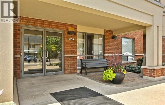 5070 Fairview St in Burlington, ON - Building Photo - Building Photo